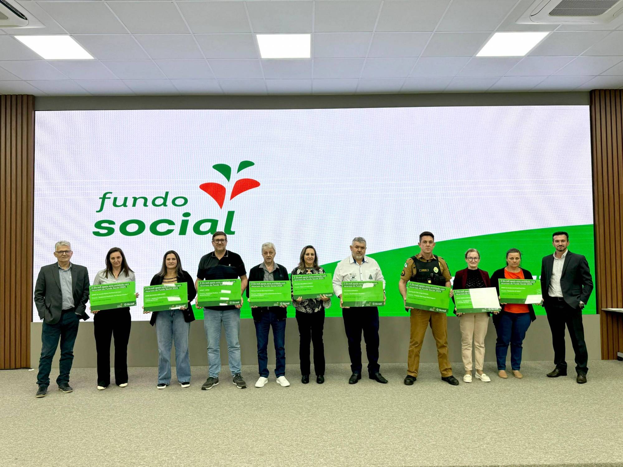 Rotary Club de São Jorge D'Oeste e demais entidades recebem placa do Fundo Social da Sicredi Iguaçu.