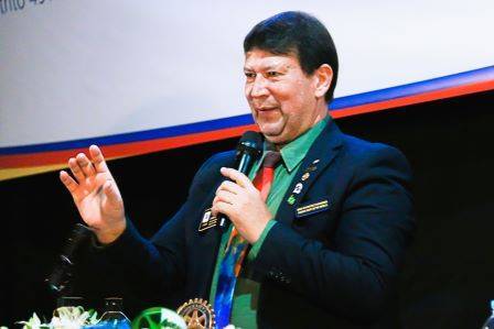 O Governador do Distrito 4510 do Rotary International, Wagner Osmar Aparecido Massoca, explica a importância da assembleia