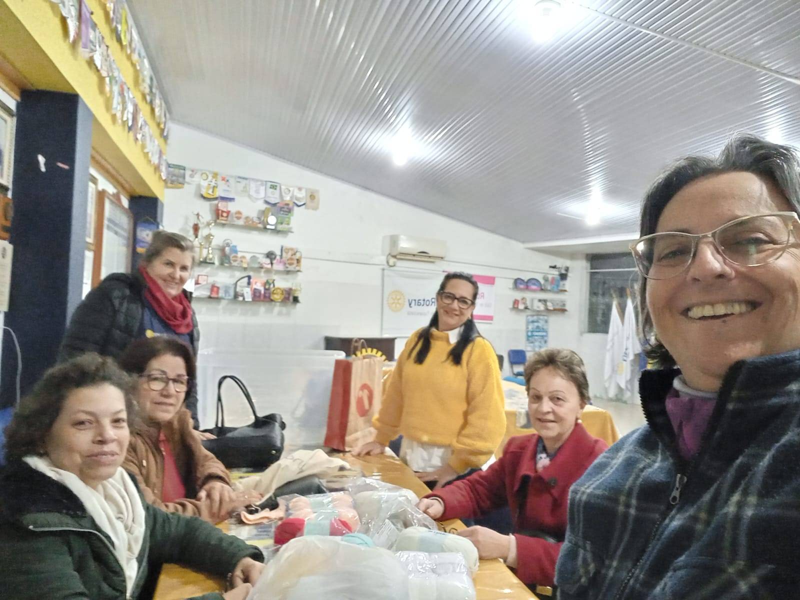 Voluntárias que confeccionam as roupas para o projeto TECER E AQUECER