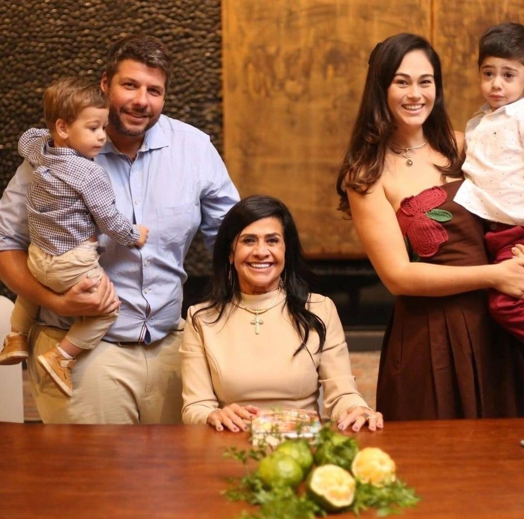 Presidente Elma Mendes do Rotary Club de São José do Rio Preto lança novo livro - parte da renda será utilizado em projetos do clube