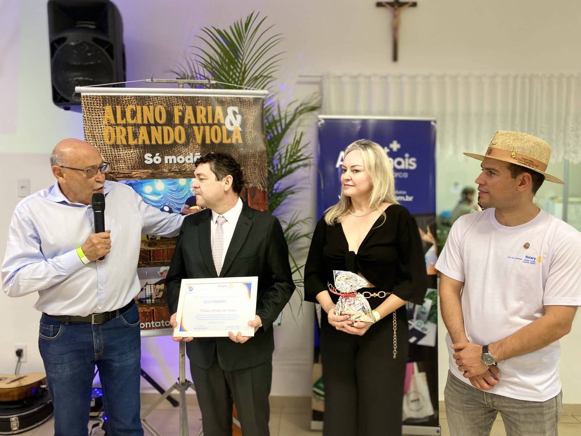 RC de Cascavel - Maria Luiza realiza a Festa do Pinhão e entrega título de Sócio-Honorário ao Sr. Vinicius Almeida dos Santos.