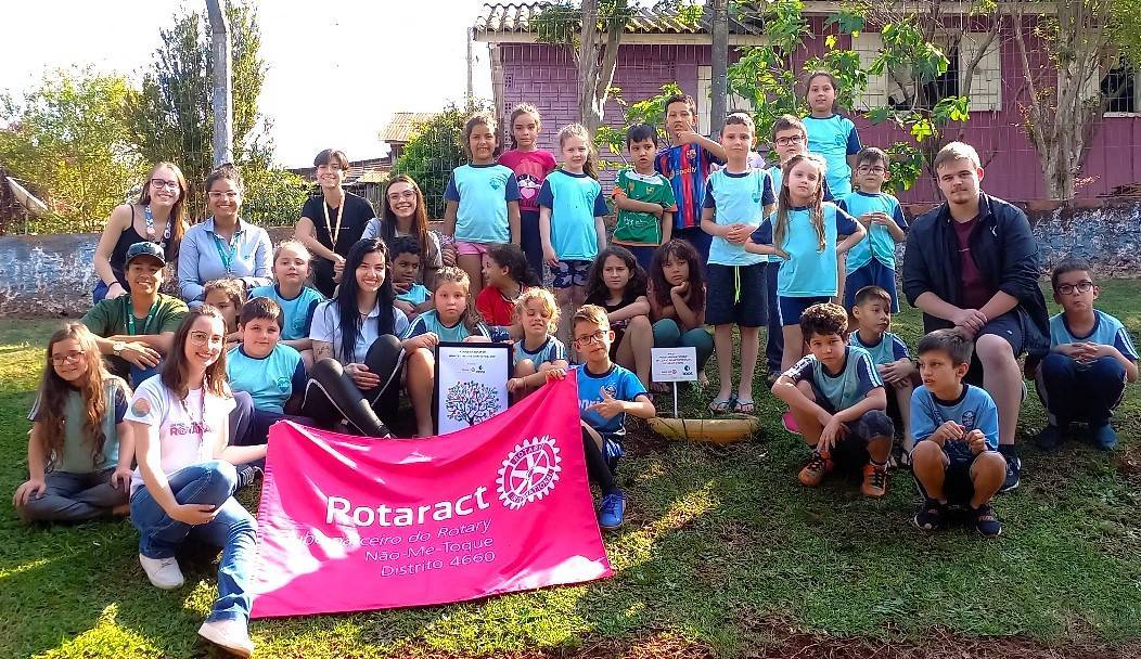 [PLANTANDO O FUTURO]🌳⚙️  Na tarde de hoje (21/09) estivemos realizando um projeto na categoria de meio ambiente, na EMEF VALDOMIRO GRACIANO, em Não-Me-Toque, tendo como parceiro a empresa Sementes Roos e participação do Interact de Não-Me-Toque.  Este projeto teve como finalidade a conscientização e cuidado com o meio ambiente, através de um bate-papo com as crianças do 2° ano (entre 06 e 07 anos de idade), com profissionais capacitados na área (disponibilizados pela empresa Roos), além disso, foi realizado junto com as crianças o plantio de uma árvore frutífera no pátio da escola. Também foi feito a pintura de uma árvore de digitais, a qual ficou na escola como lembrança. Ainda, entregamos aos alunos uma muda de árvore para plantarem em suas casas, e um canudo de metal, para que deixem de utilizar o canudo de plástico, consequentemente ajudando na preservação do meio ambiente. 🌳🙏🏻✨  Este projeto está concorrendo na categoria de Meio Ambiente, no Concurso Distrital de Projetos, ano rotário 2023/24.🏆  👀 Duas curiosidades sobre o projeto:  1. As mudas de árvore foram doadas pela empresa Roos, a qual cultiva diversas espécies e tipos de árvores em um viveiro nas dependências da empresa.  2. A escola possui uma máquina de reciclagem, com isso, todos os resíduos produzidos na escola vão para essa máquina, e ainda, é permitido que os alunos levem os resíduos de casa para reciclagem na máquina.  21 DE SETEMBRO - DIA DA ÁRVORE 🌳💗