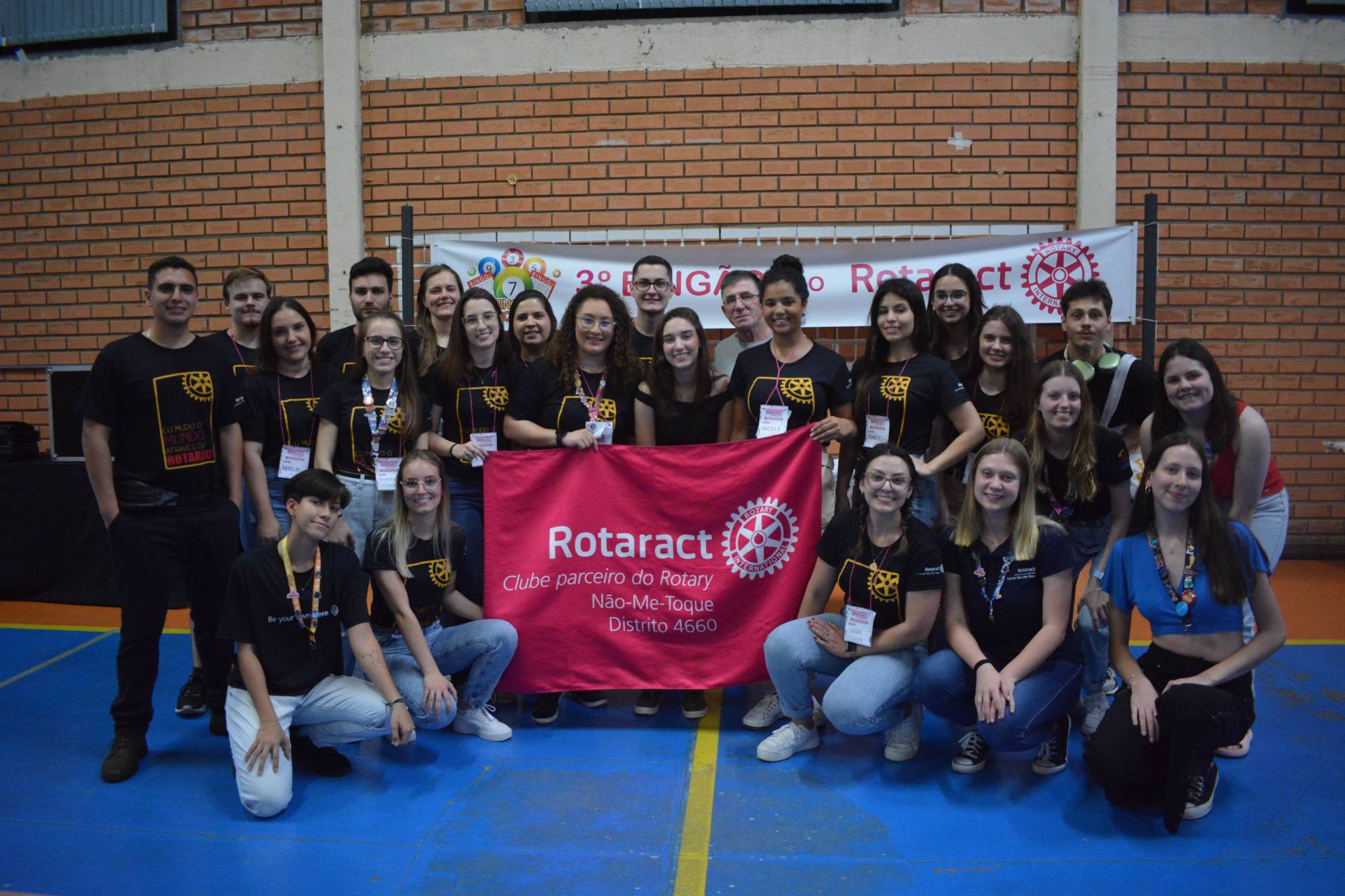 3° BINGÃO DO ROTARACT 🎱💗  Foi um sucesso! A comunidade nos abraçou de forma inigualável! Chegamos a marca de 942 cartelas vendidas e lotamos o ginásio do Bairro Martini. 🤩🙏🏻  A terceira edição do Bingão do Rotaract ficará para sempre marcada na história do Rotaract Club de Não-Me-Toque. ⚙️  Todo nosso afeto e agradecimento a todos que estiveram prestigiando esse evento, em especial, aos nossos parceiros, nossas famílias e nossa família rotária. 💗🤝🏼  🎅🏽 Parte do lucro deste evento será destinado ao Projeto de Natal junto ao Abrigo Municipal de Não-Me-Toque, e futuros projetos na comunidade.