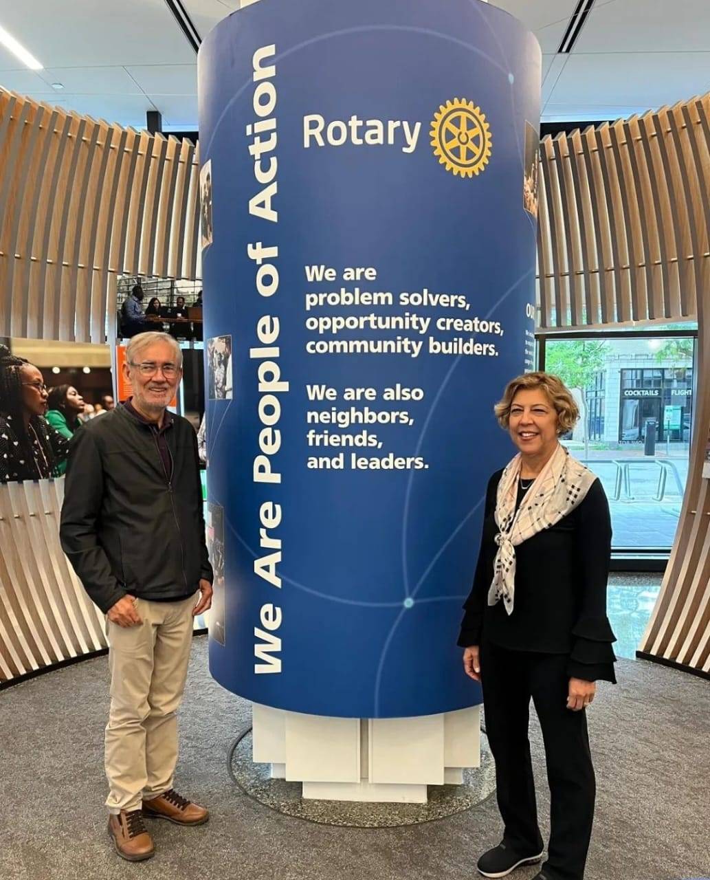 Nelson Francisco e Lusmarina visitam a sede mundial do Rotary Internacional