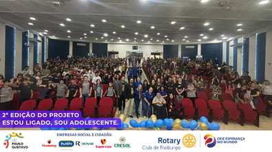 Na última sexta-feira, dia 14 de junho, o Rotary Club de Fraiburgo realizou com sucesso a segunda edição do projeto "Estou Ligado, Sou Adolescente". O evento, que já havia alcançado grande êxito no ano anterior, voltou a mobilizar a comunidade escolar com um tema de extrema relevância: o CYBERBULLYING.  Com o avanço da tecnologia e o aumento do uso das redes sociais, o cyberbullying tem se tornado uma preocupação crescente na sociedade. Por isso, o projeto deste ano concentrou esforços em conscientizar os alunos dos 7º e 8º anos das escolas de Fraiburgo sobre os impactos negativos dessa forma de agressão virtual.  Aproximadamente 800 alunos participaram ativamente das atividades propostas, que incluíram palestras educativas, dinâmicas, conversas mediadas por profissionais especializados no tema e a entrega de um livreto informativo com atividades sobre o tema e também sobre saúde mental e drogas. O objetivo foi não apenas informar, mas também promover reflexões sobre o respeito, a empatia e a responsabilidade nas interações online.  O evento contou com o apoio crucial de diversas empresas e instituições sociais e cidadãs, que se uniram ao Rotary Club de Fraiburgo para tornar o projeto uma realidade. Entre os parceiros destacam-se a Visa, Rádio Fraiburgo, Frutlife, Renar Móveis e Cresol, além das instituições COMAD, OAB Fraiburgo, Prefeitura Municipal, Secretaria Municipal de Educação e Câmara de Vereadores de Fraiburgo.  O presidente do Rotary Club de Fraiburgo, Sidnei Pontes, expressou sua gratidão pela participação e envolvimento de todos os parceiros e voluntários que contribuíram para o sucesso do evento. "É fundamental que como comunidade estejamos unidos na educação e prevenção de problemas como o cyberbullying. Nosso objetivo é proporcionar um ambiente seguro e saudável para o desenvolvimento integral dos jovens de Fraiburgo", destacou Sidnei Pontes.  Com iniciativas como o projeto "Estou Ligado, Sou Adolescente", o Rotary Club de Fraiburgo reforça seu compromisso com a educação, a cidadania e o bem-estar social, promovendo a conscientização e o diálogo sobre temas contemporâneos de importância crucial para o desenvolvimento das novas gerações.