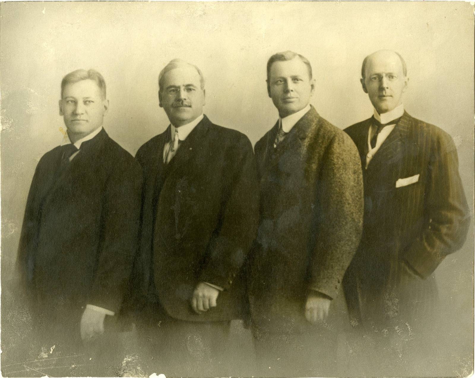 Os Quatro Primeiros Rotarianos - Gustavus Loehr, Silvester Schiele e Hiram E. Shorey e Paul P. Harris (foto, da esquerda para a direita)