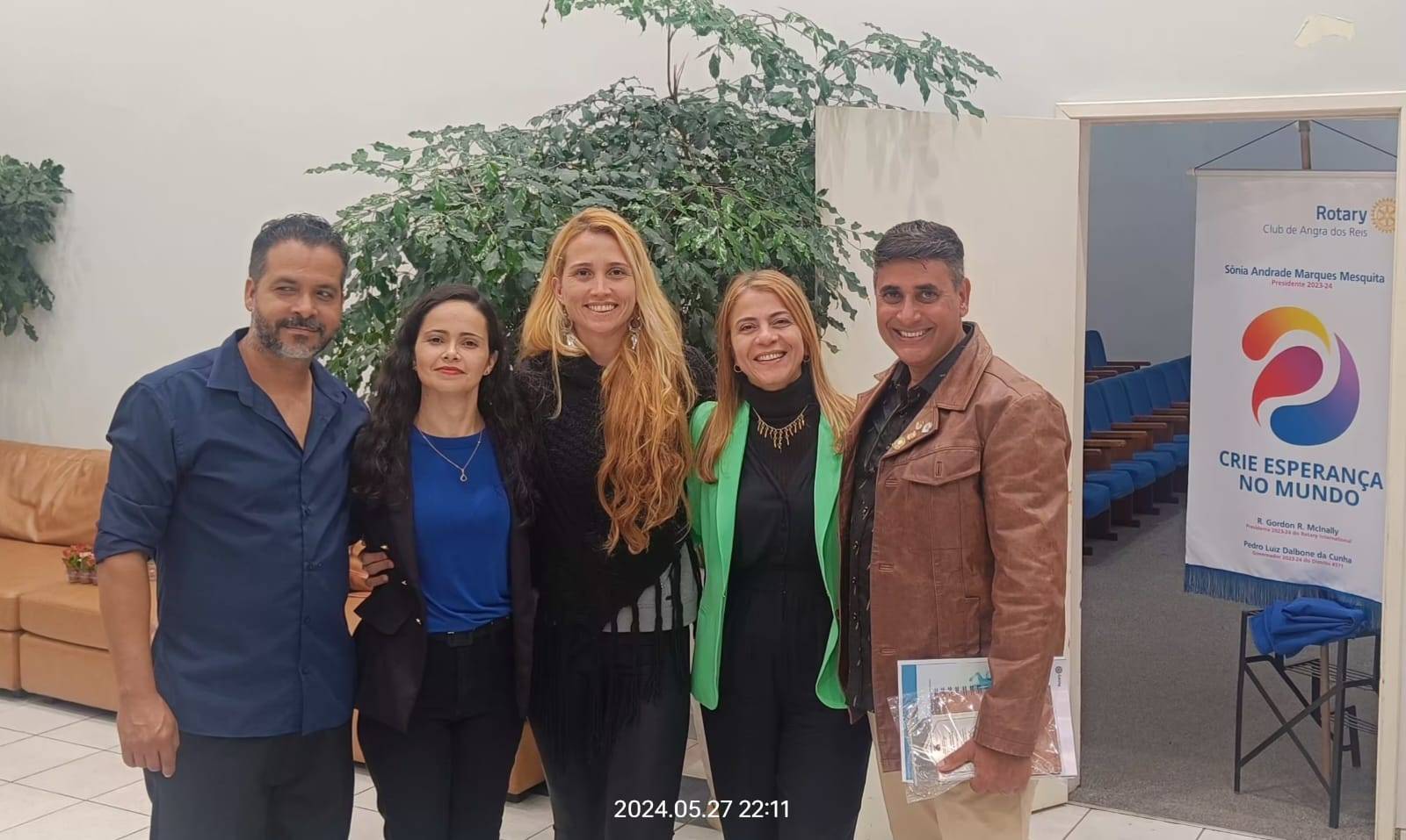 Representantes da Eco Angra e do Rotary Club de Angra dos junto a empreendedora ambiental.