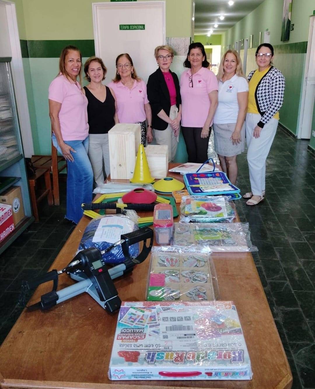 Senhoras da Casa da Amizade realizam doação de material técnico pedagógico para a APAE de Auriflama