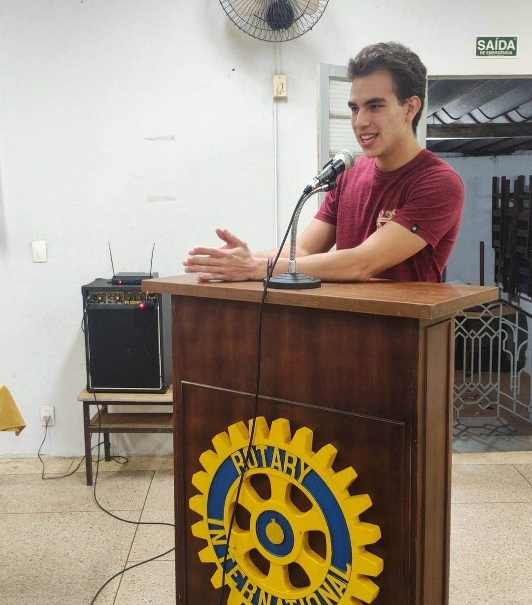 Intercambista Mateo do México se despede do rotary Club de Jahu - Norte e doa uma cadeira de rodas para o clube
