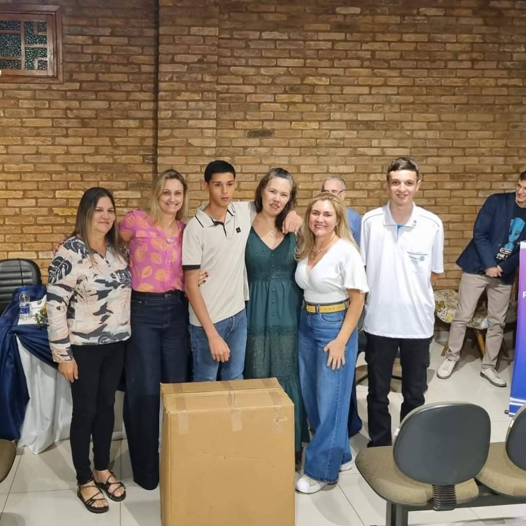 Família Rotária de Bariri realiza Concurso de Oratória com alunos das escolas locais. Vencedor recebeu um computador gamer