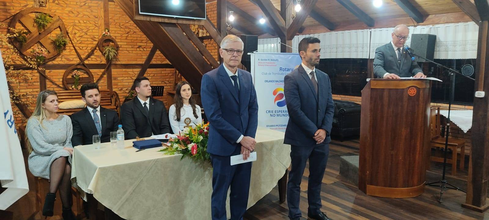 Companheiros Charles (à esquerda) e Anderson (à direita) são empossados no Rotary Club Trombudo Central