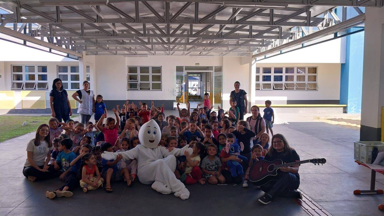 ZÈ GOTINHA VISITA CMEI MARIA DA CONCEIÇÃO DINIZ CUNHA PARA FALAR SOBRE A IMPORTÂNCIA DA VACINAÇÃO.