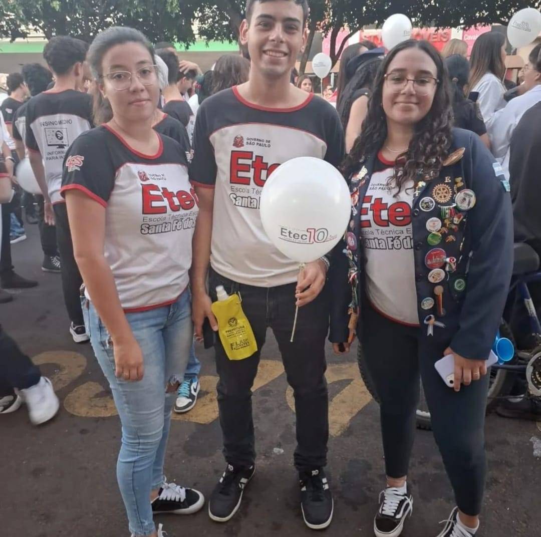 Intercambista da Argentina Participa de Desfile Cívico em Santa Fé do Sul 