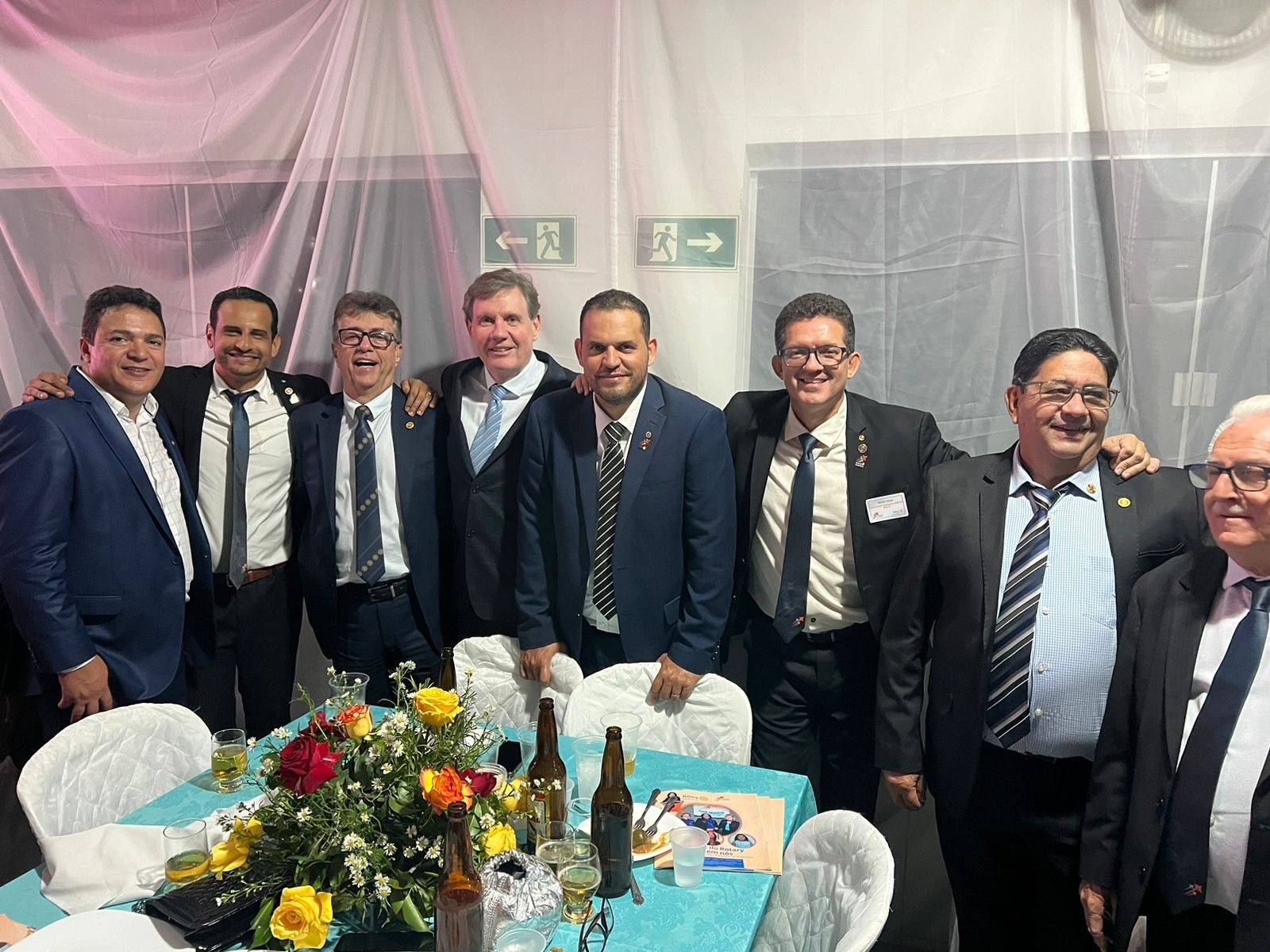 Membros do conselho diretor do Rotary Club de Rio Verde visitam baile da posse da governadora 24/25 Marilene Rezende