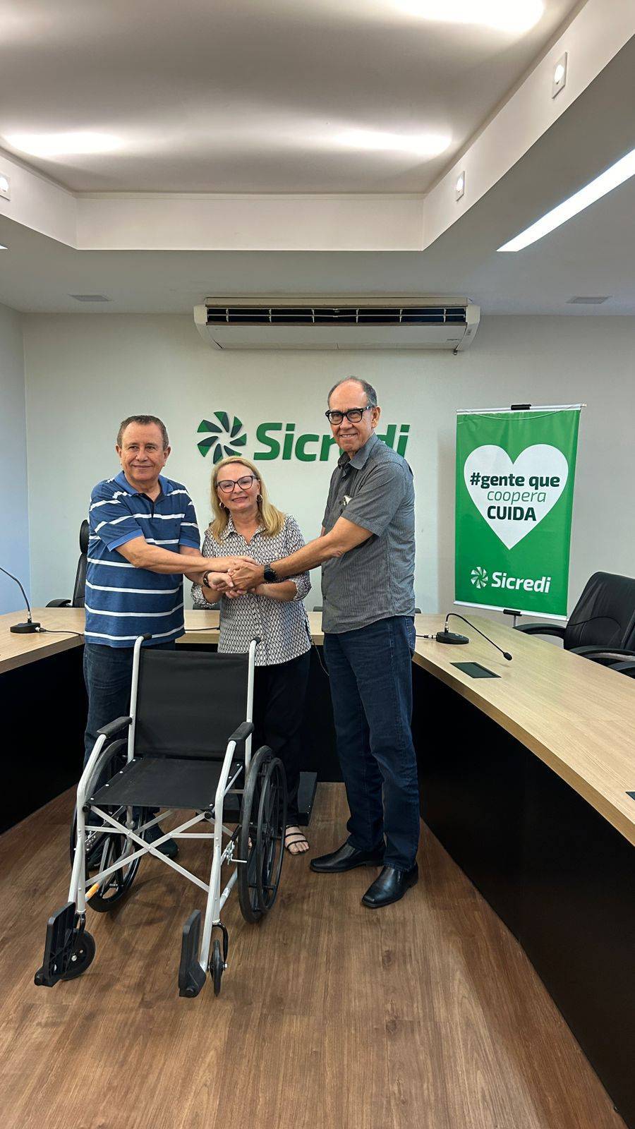 Entrega de 06 cadeiras de rodas pela Sicredi ao clube.