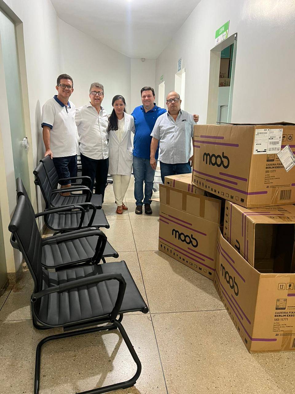 Presidente do RC de Rio Verde 2024-25 Rafael de Faria Freire, ao lado dos companheiros Eduardo Pimenta, Iran Cabral e Carlos entregam doações a representante da UBS George bain