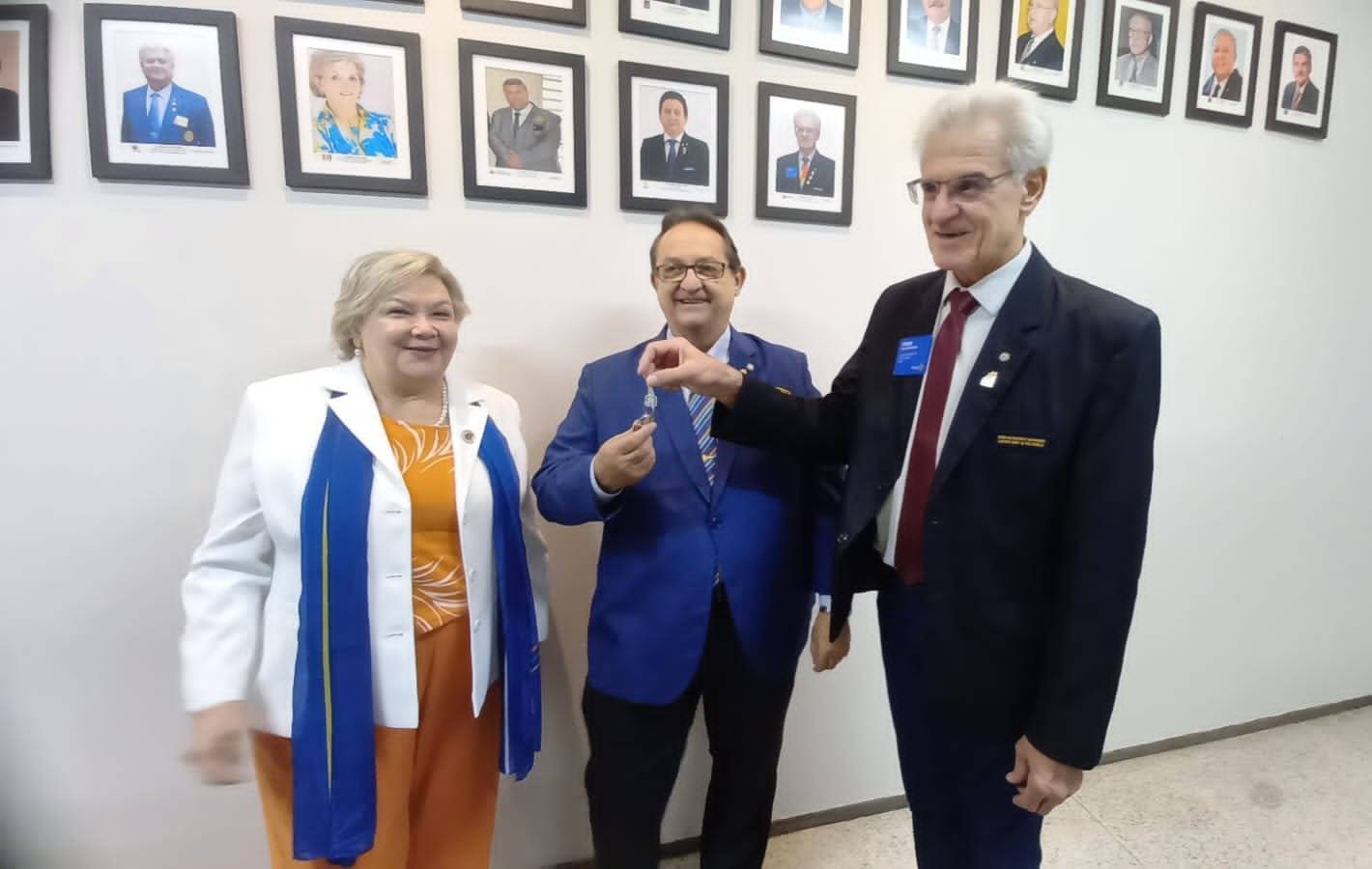 Gov. 2023-24 José Luiz Pavam e esposa Rita de Cássia entregaram o relatório financeiro e as chaves do Escritório da Governadoria ao Gov. 2024-25 Eder Bocchini e Nelly