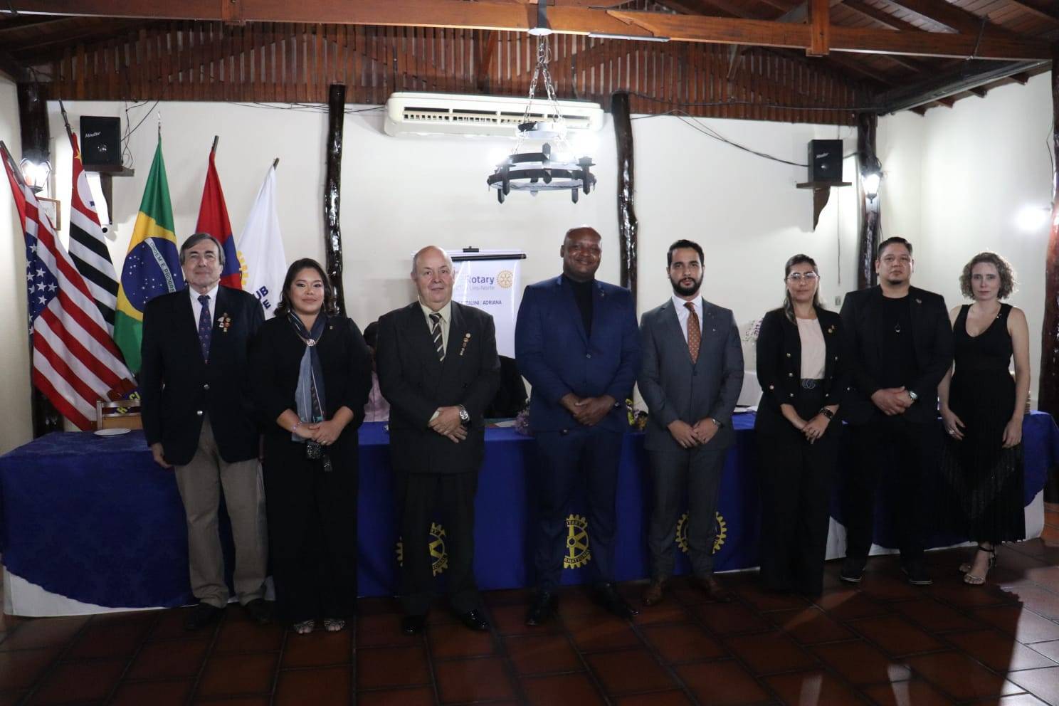 Rotary Club de Lins - Norte realiza homenagens durante a cerimônia de posse