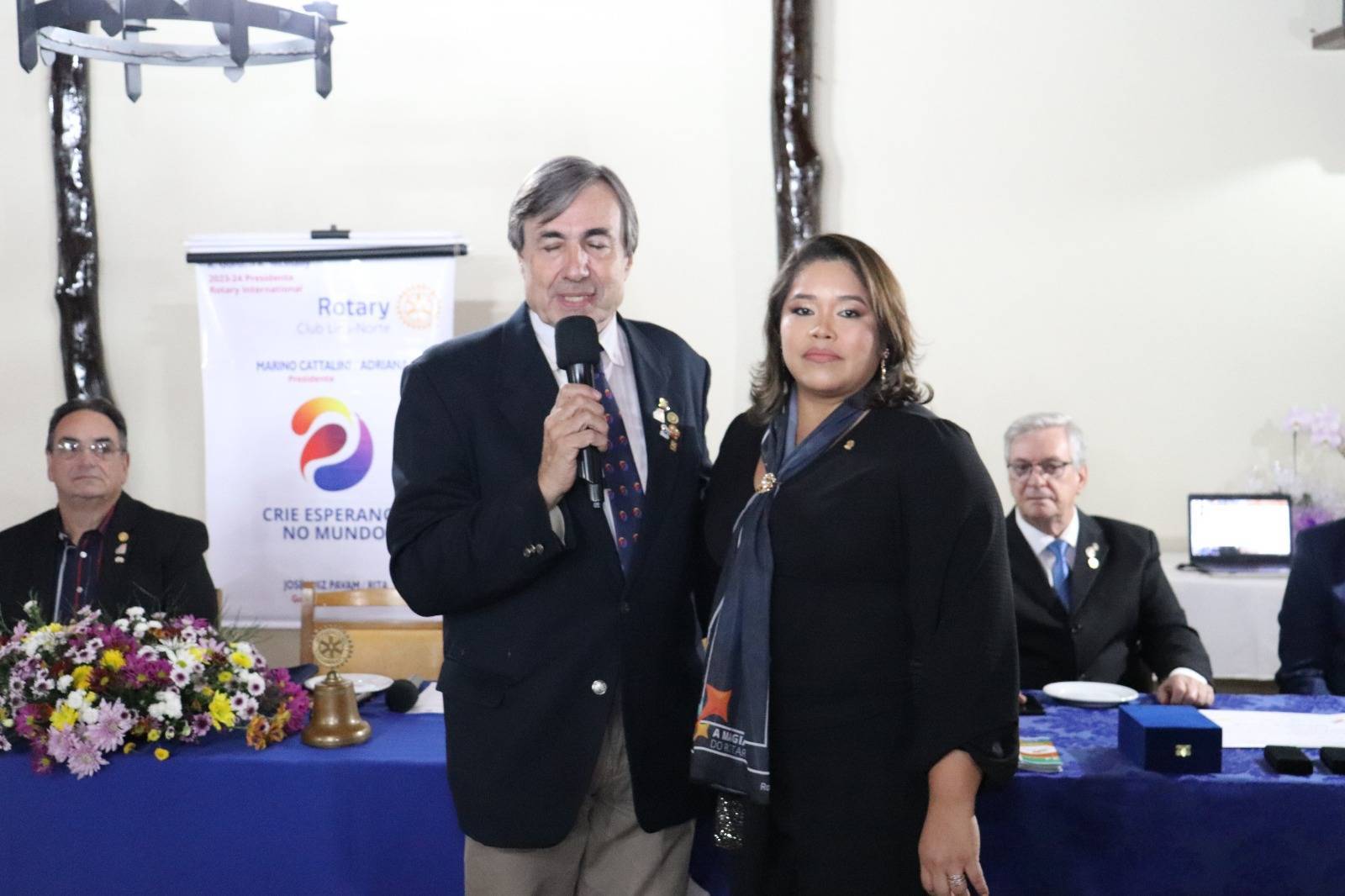 Priscila Alves assume a presidência do Rotary Club de Lins - Norte em cerimônia com várias homenagens