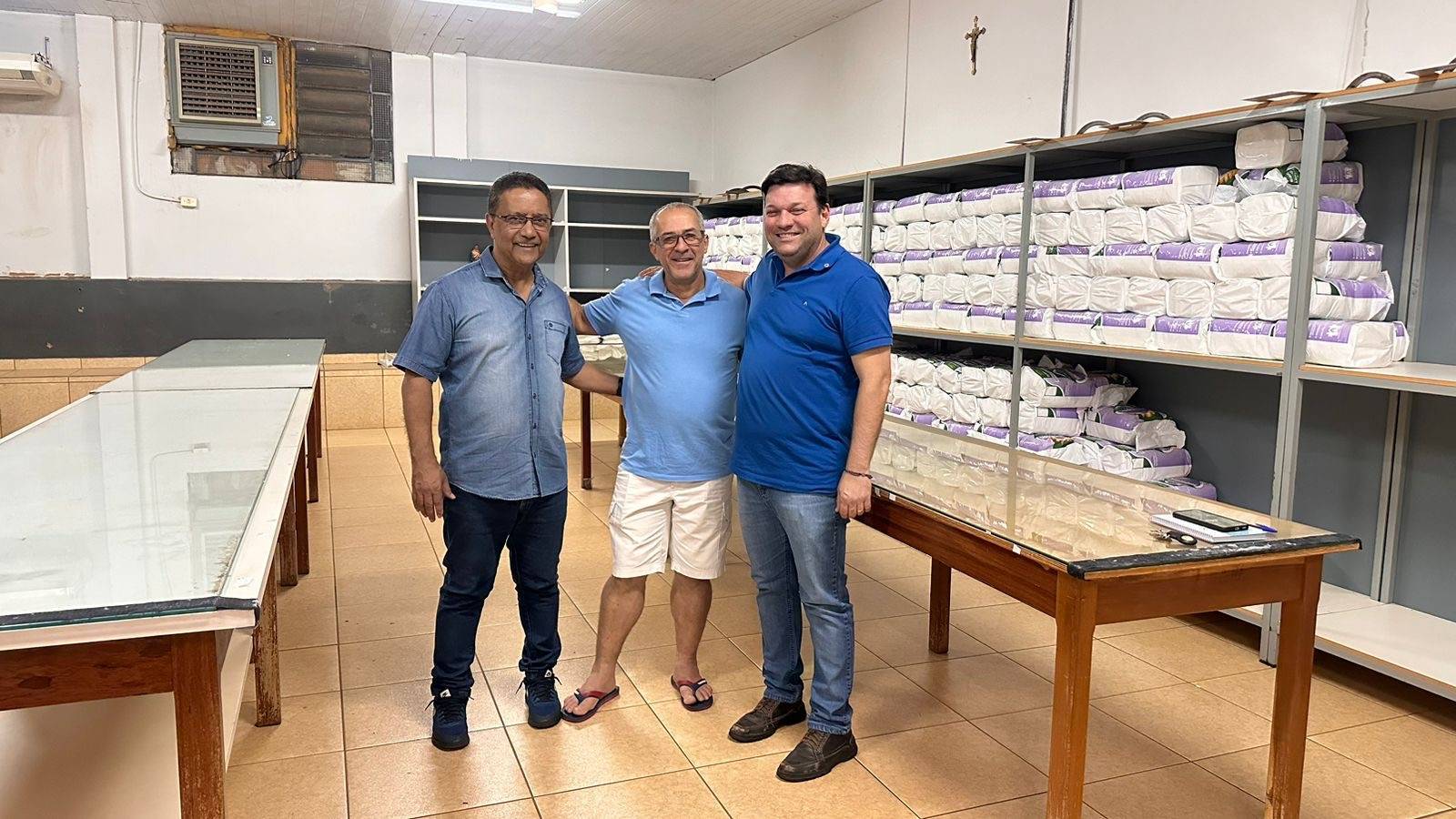 Iran Cabral membro do Rotary Club entrega doação de materiais 