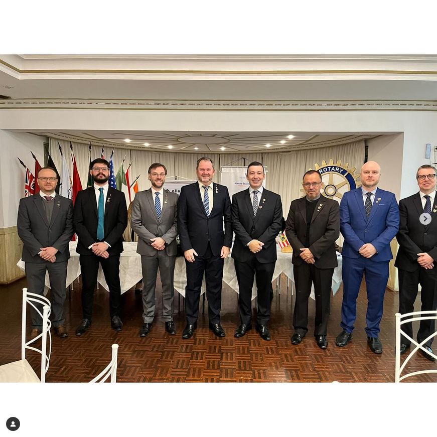 Nova diretoria do Rotary Club Blumenau-Norte com a presença do Governador Cioney Giovanella ao centro.