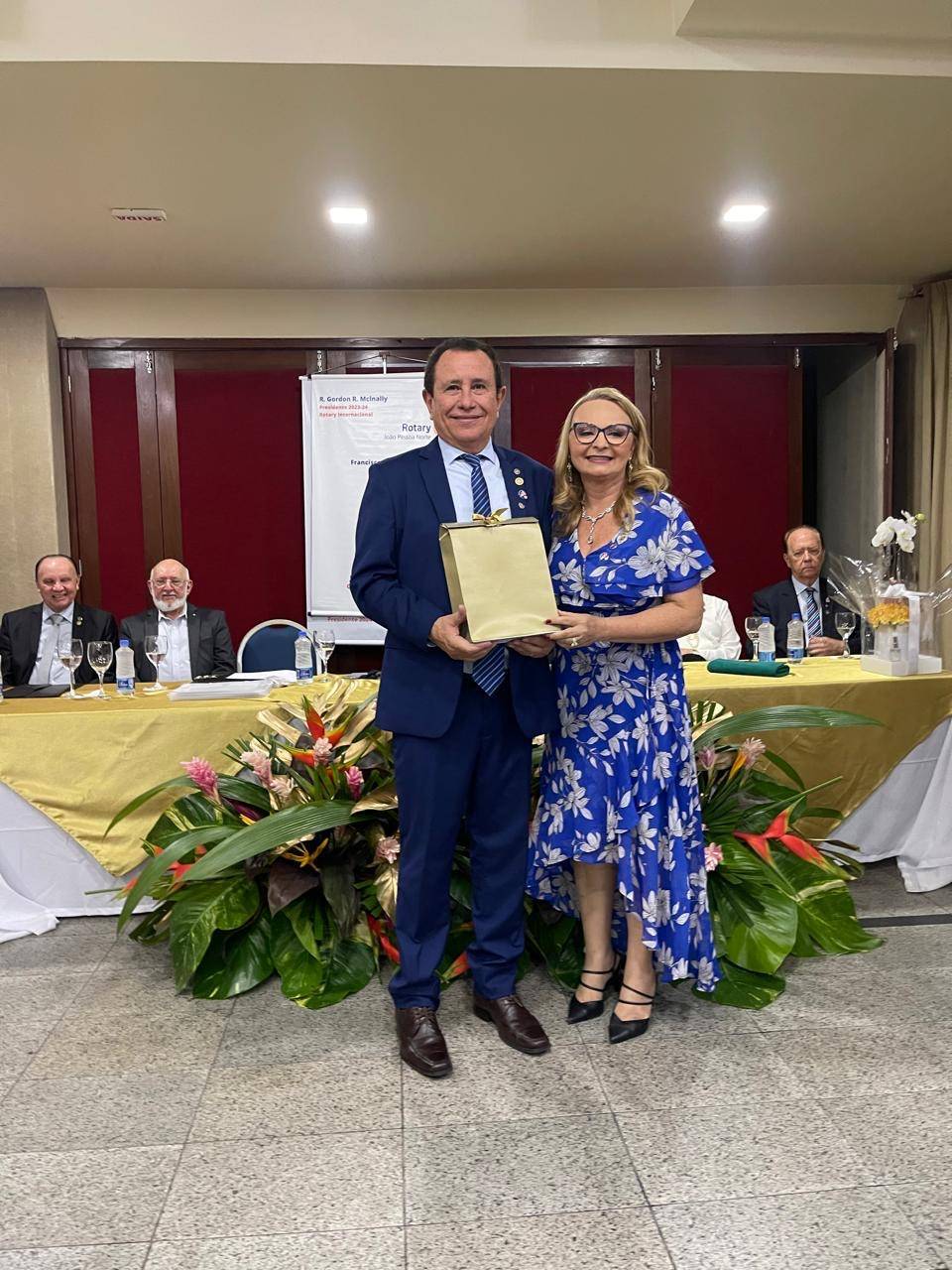 Francisco Ribeiro transmite cargo de Presidente para Francisca Brito