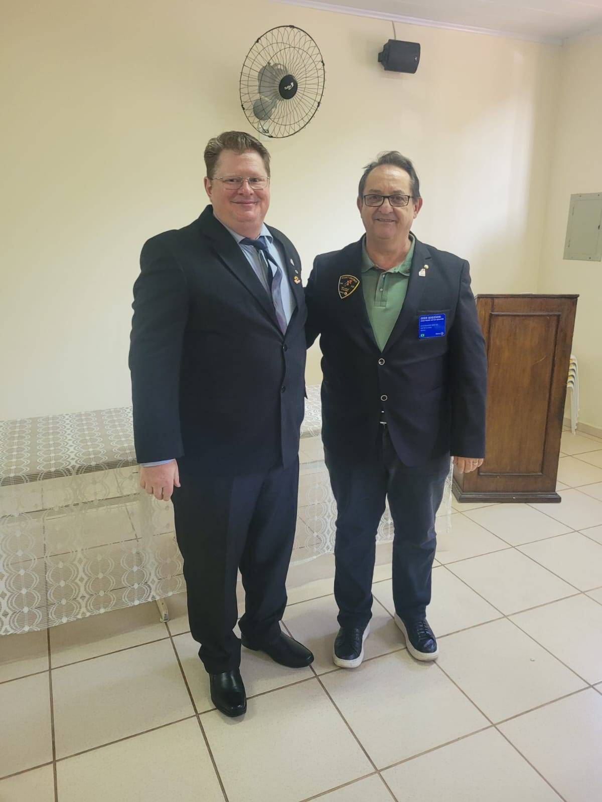 Governador Eder Bocchini Parabeniza Presidente do Rotary Club de Catanduva - 14 de Abril 