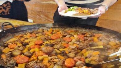 Rotary Club de Campo Mourão serve o prato típico.