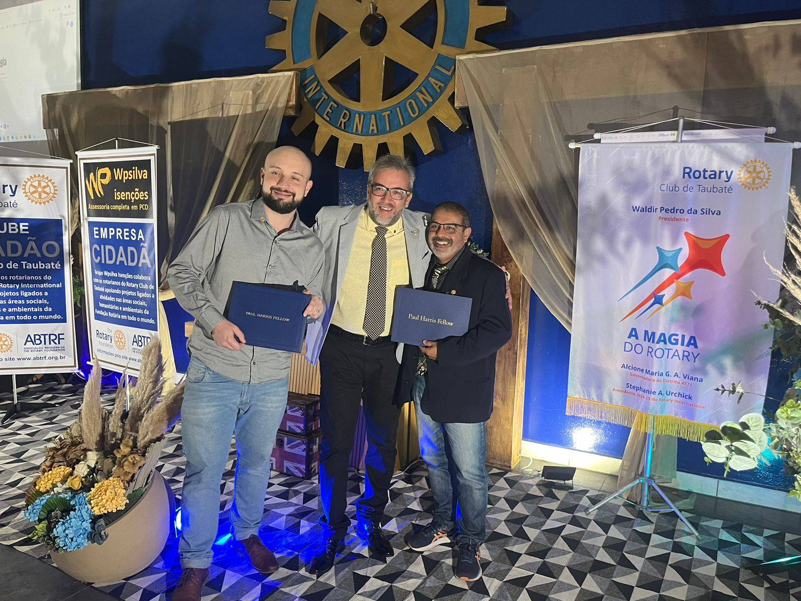 RC Taubaté hoenageia 2 associados com o Título Paul Harris