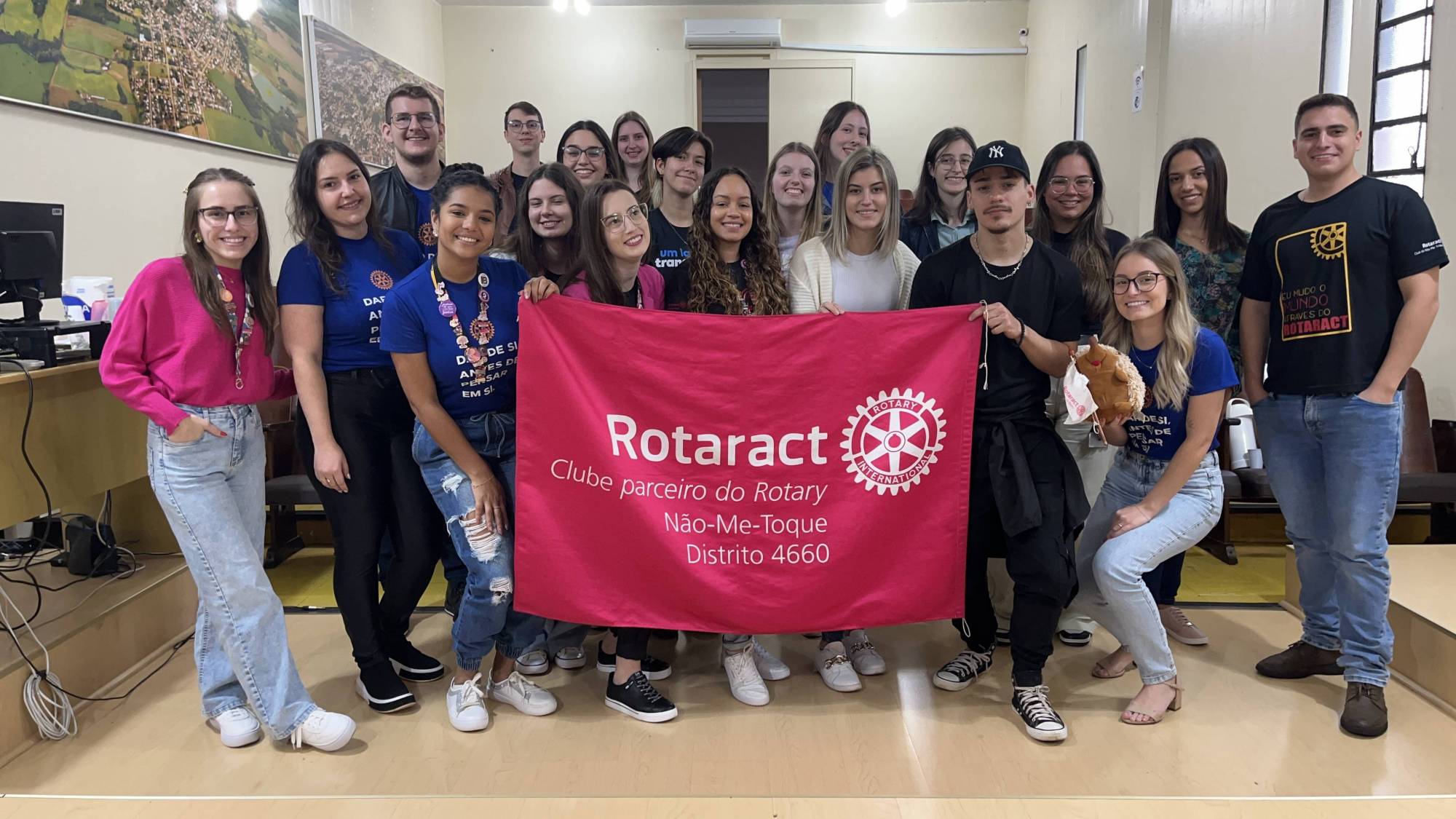 Durante a tarde de sabado foi realizado o tradicional dia do convidado, o primeiro da gestão 2024/25, onde que tivemos a presença de diversos convidados, podendo transmitir o o que é ser rotaractiano. Nosso agradecimento à todos os convidados presentes, esperamos que prossigam com nós para fazer a magia do Rotary acontecer!