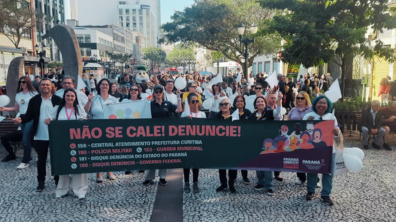 Associadas participam da caminhada em Curitiba. 