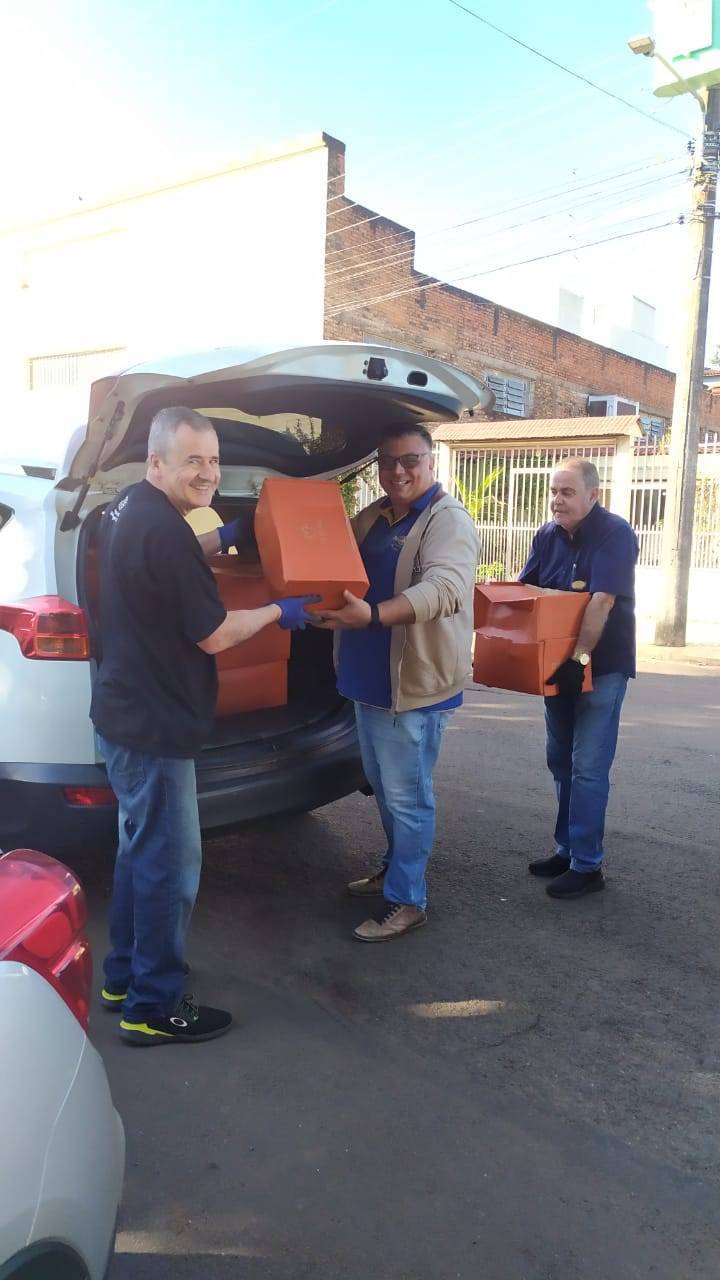 Companheiros Jocelito, Presidente Claudio e Carlinhos fazendo a Coleta para distribuição para as entidades do município 