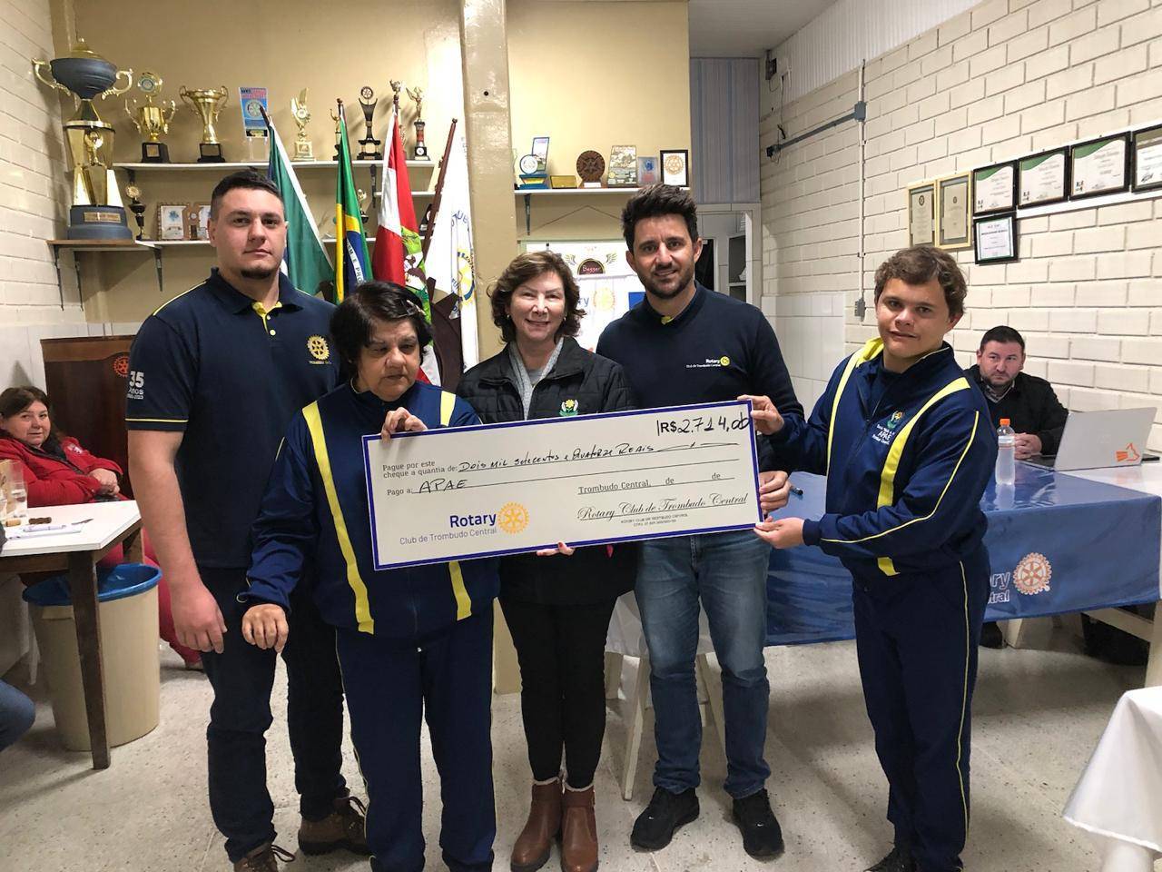 Representantes da APAE recebem (de forma simbólica) doação referente à feijoada de 2024