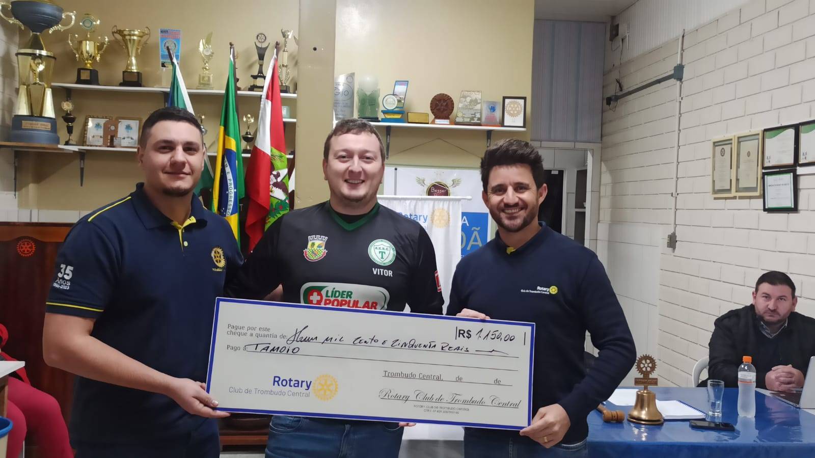 Representante da Sociedade Tamoio recebe (de forma simbólica) a doação referente à feijoada de 2024