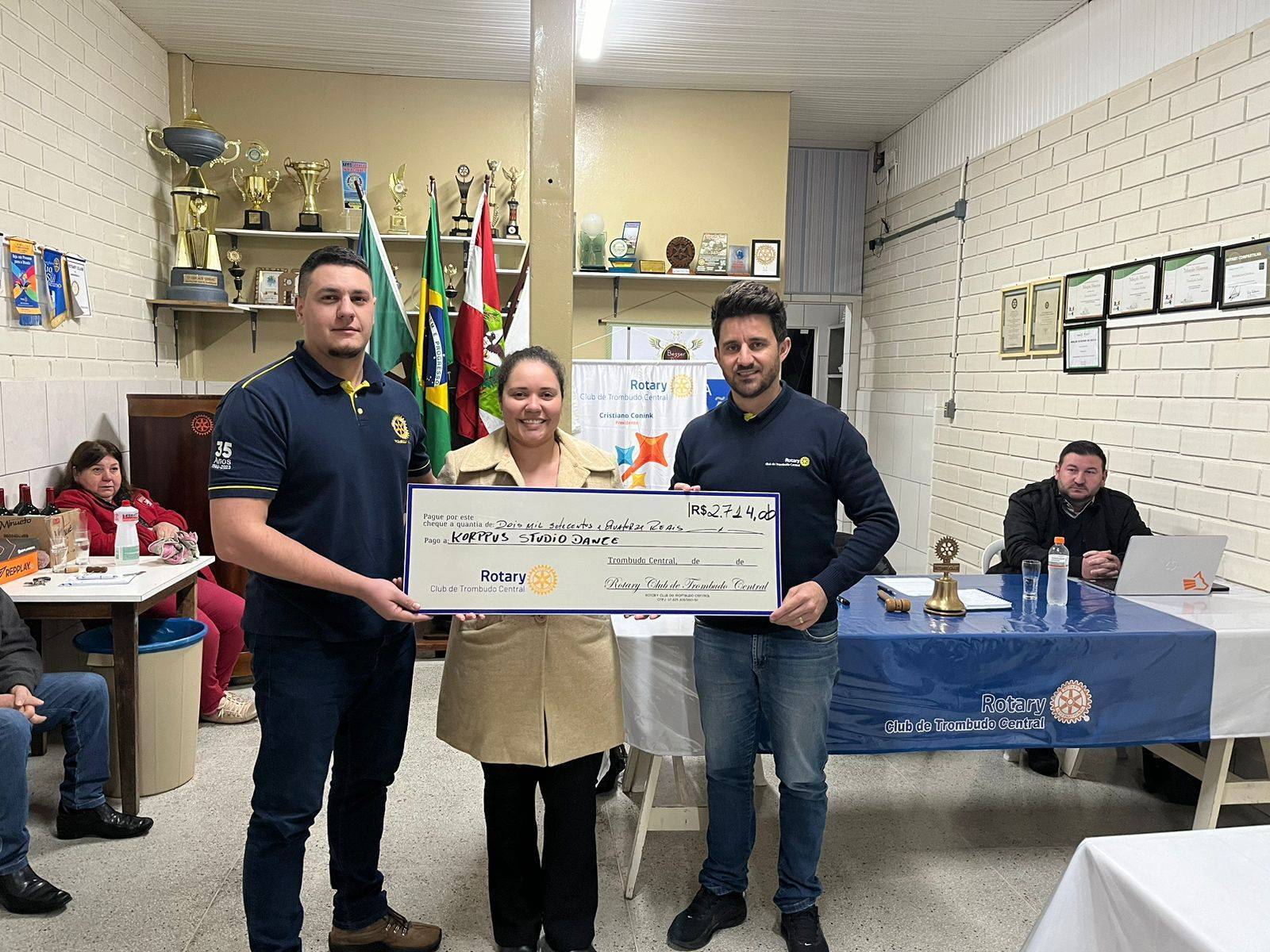 Representante da Korppus Studio Dance recebe (de forma simbólica) a doação referente à feijoada de 2024