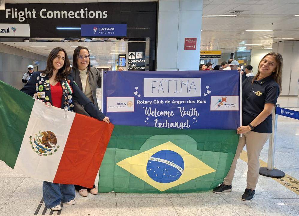 FATIMA MEDRANO, intercambista mexicana junto a Danielle e a Presidente do RCAR, 23-24, Coa. Sonia Mesquita