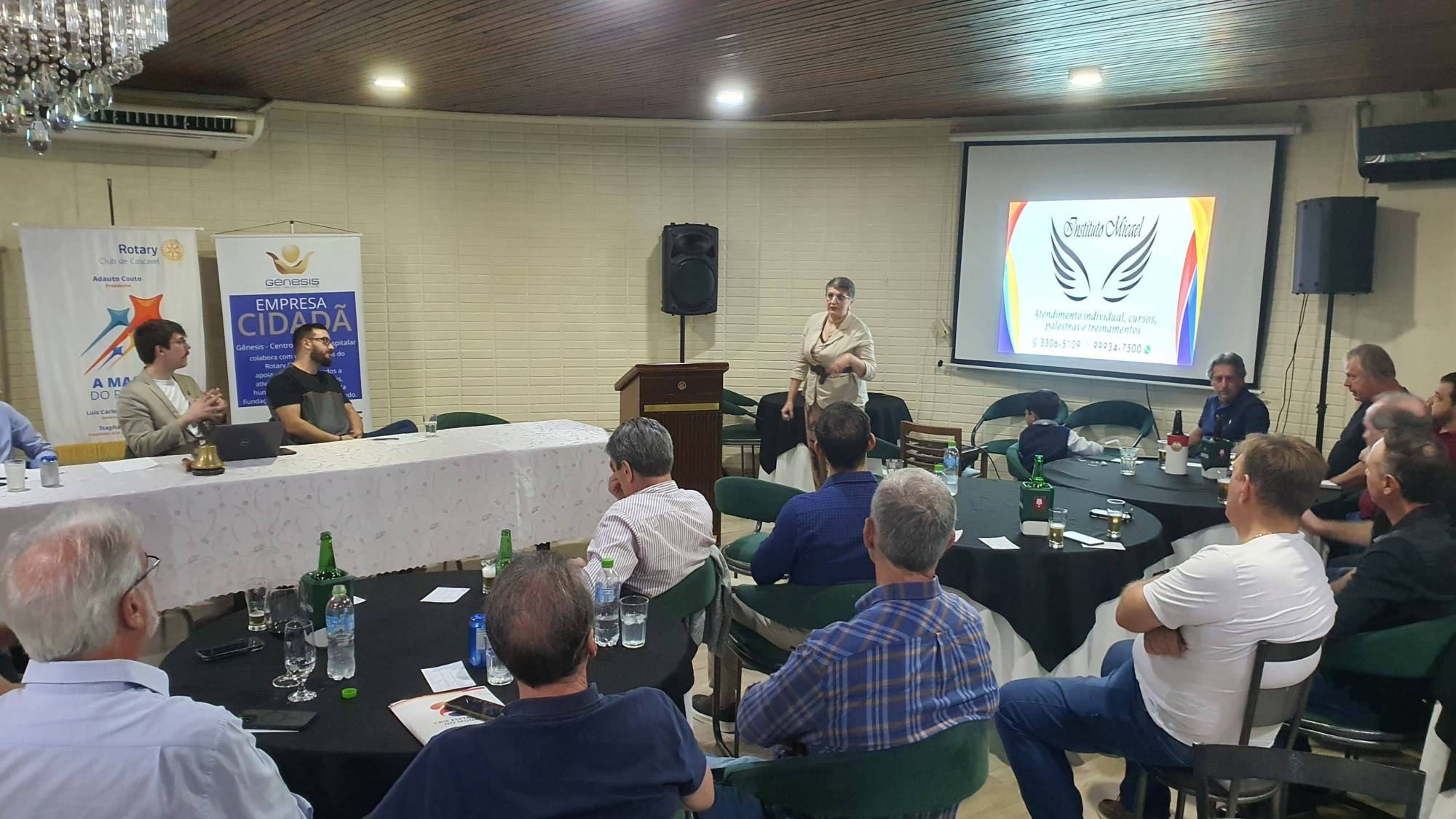 Companheiro do Rotary Club de Cascavel participam de palestra sobre Diversidade, Equidade e Inclusão