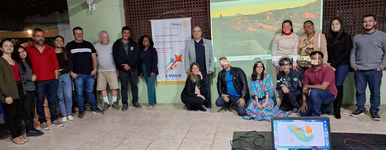 Rotarianos, rotaractianos e convidados junto aos intercambistas Fatima Lopes e Arthur Bertgs