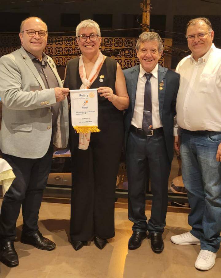 Presidente do Rotary Club de Angra dos Reis, 2024-25, Antônio Marques Mesquita, entrega flâmula do clube para a presidente Lillian Camargo, 2024-25.