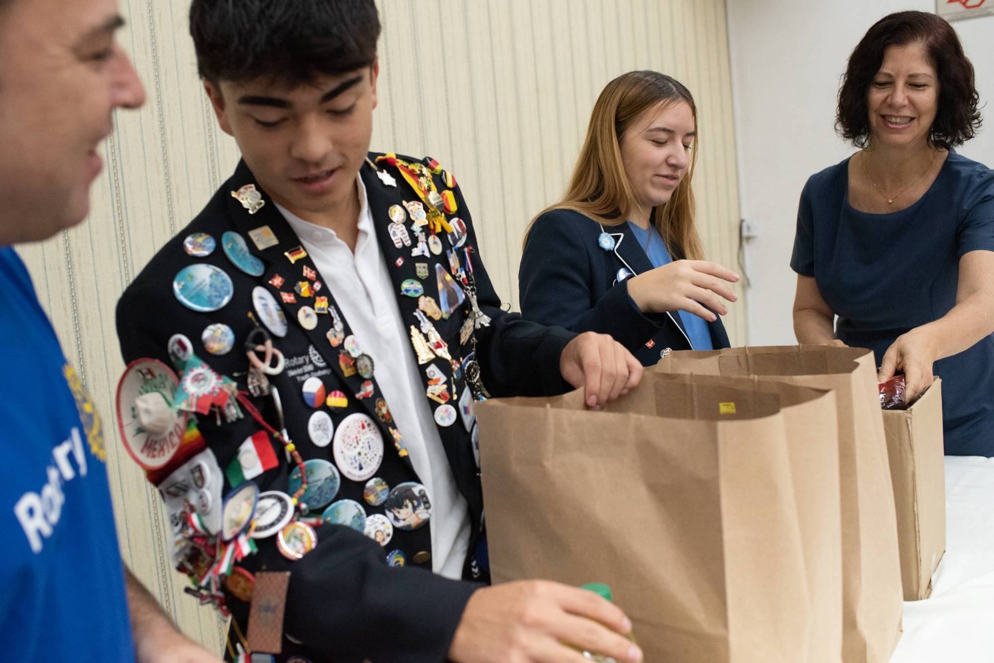 Adolescentes são Embaixadores da Paz, levando a cultura do Brasil para o exterior e trazendo de volta a experiência para uma vida
