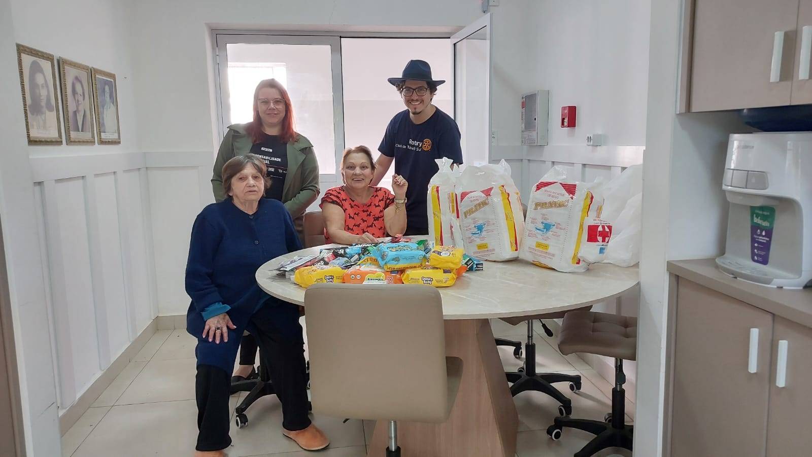 Representante da Fiesc Cintia Nowasco e o Presidente do Clube Pedro Gonçalves. 