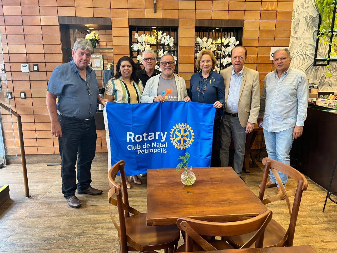 (da esq. para a dir.) Lúcio Torres (associado), Erika Wendelly (secretária distrital), Fábio Dametto (Governador Assistente), Álvaro Campello (Presidente do Clube), Governadora Alice Fernandes, João Laércio (esposo da Governadora), Alexandre Câmara (associado)