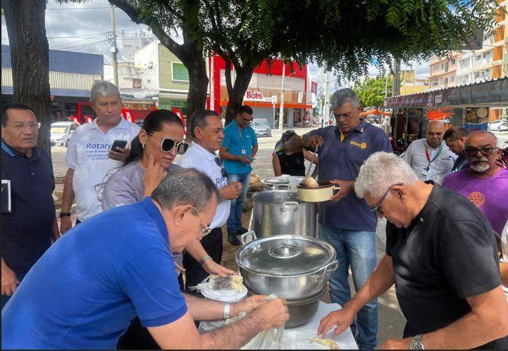 A feijoada acompanhava arroz, farofa e rapadura, e foi vendida ao preço de R$ 10,00 (Dez Reais).