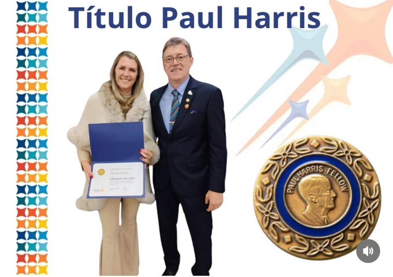 CLEONICE RECEBENDO O TÍTULO PELAS MAOS DO GOVERNADOR 24/25 DECARLI