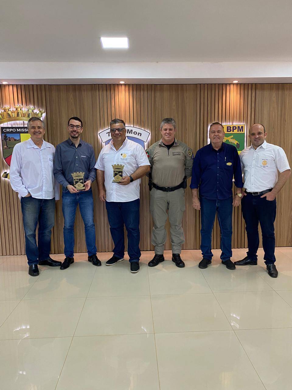 Na foto Jocelito Zborowski, Rafael Bica Gerente Sicredi União, Claudio Cunha presidente Rotary Club, Alexander Duarte Comandante CRPO Missões, Antonio Carlos e Roger Frees 