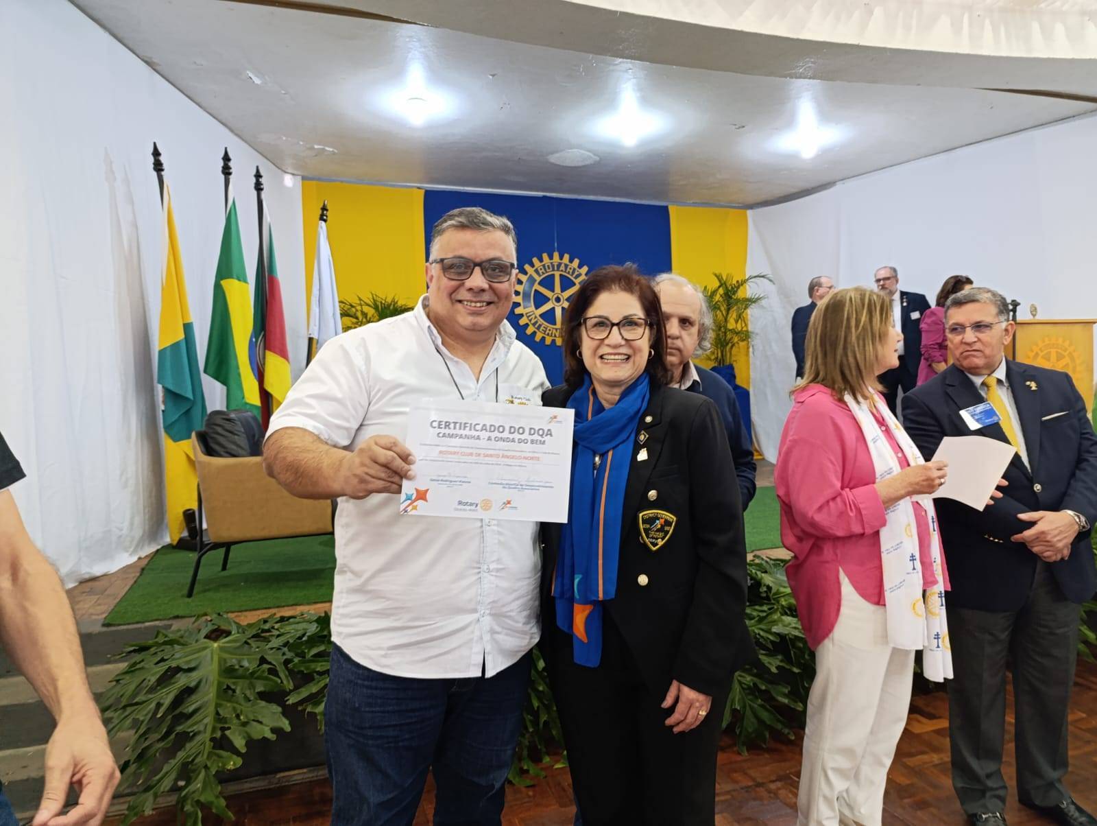 Presidente Claudio Cunha recebendo certificação de metas "2 novos associados" da governadora Geisa 