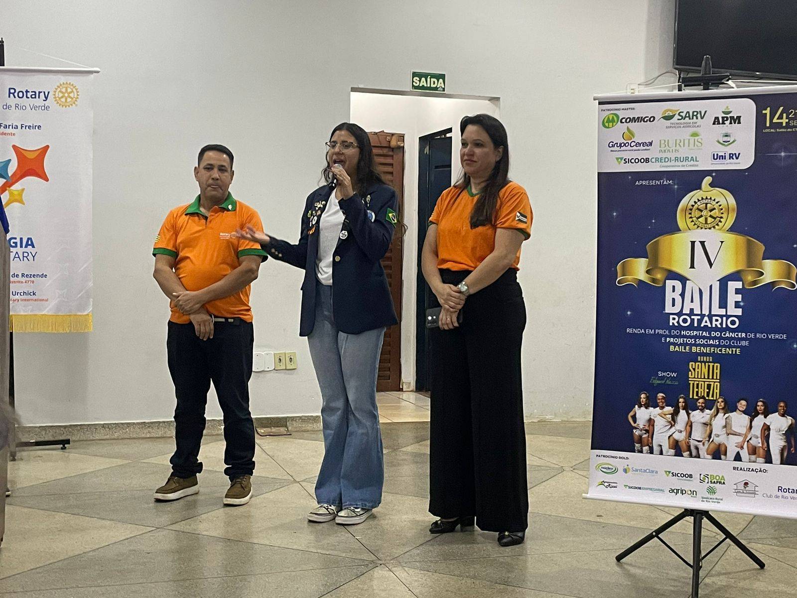 Jordana Japiassú Vinhal ao lados de seus pais.