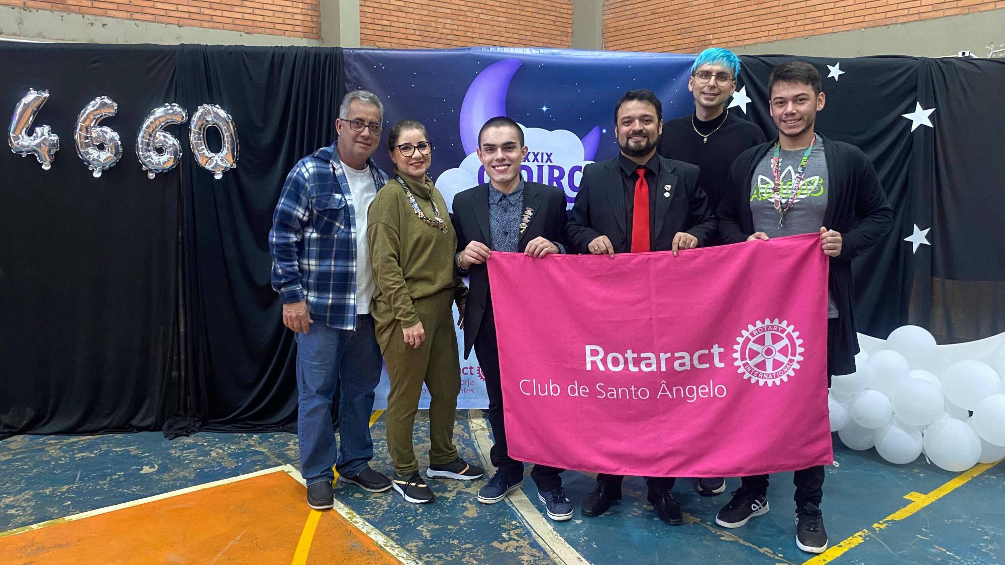 Companheiros dos clubes de Santo Ângelo durante jantar de posse: Luis Cleber (E), Rosangela Chimóia, Gabriel Meneghetti, Jonatã Ferreira, Gabriel Felipe e João Pedro Chimóia (D).