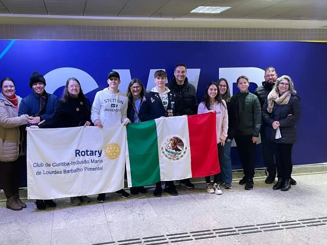 Membros do Club e família no Aeroporto Afonso Pena