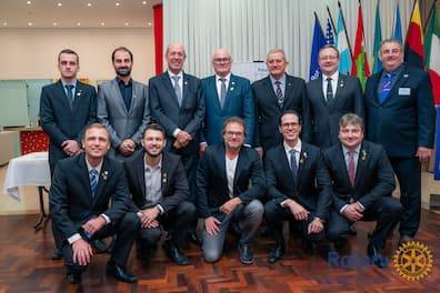 Companheiros da diretoria do clube na cerimônia de posse do ano rotário 2024/2025